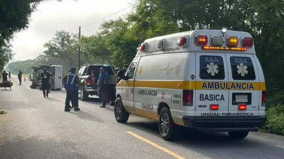 El vehículo circulaba sobre la carretera Sinanché-Yobaín, cuando volcó; el conductor resultó herido El vehículo circulaba sobre la carretera Sinanché-Yobaín, cuando volcó; el conductor resultó herido