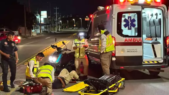 Joven motociclista de 25 años resultó gravemente herido tras chocar contra topes en la avenida Colosio.