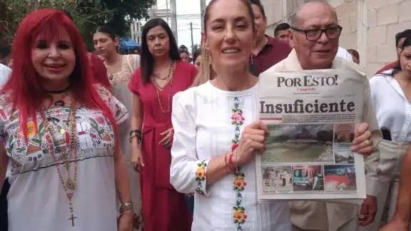 La precandidata Claudia Sheinbaum sostuvo un tomo de Campeche del periódico Por Esto!