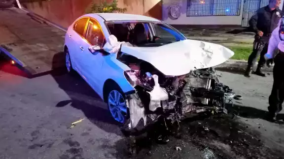 No sólo el conductor salió volando, también el motor del automóvil