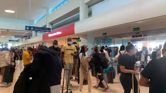 Los pasajeros formaban filas para documentar sus maletas en el Aeropuerto Internacional de Cancún, cuando fueron avisados de las cancelaciones Los pasajeros formaban filas para documentar sus maletas en el Aeropuerto Internacional de Cancún, cuando fueron avisados de las cancelaciones