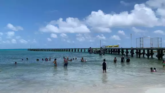 Los turistas llegan al arenal para divertirse y disfrutar en compañía de familiares y amigos Los turistas llegan al arenal para divertirse y disfrutar en compañía de familiares y amigos