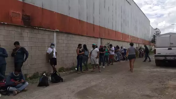 Los habitantes de Cancún aguardan a que personal de la SESA inicie la aplicación de pruebas rápidas para detectar COVID-19