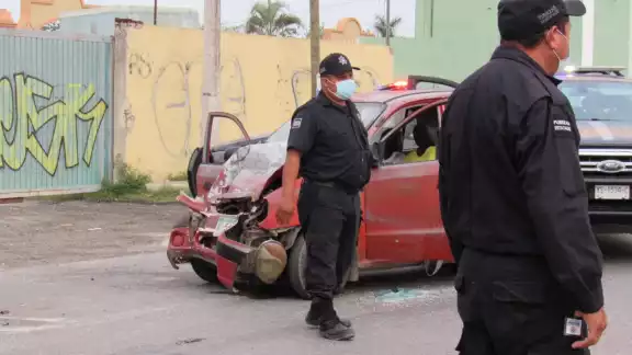 Al lugar llegaron elementos de la policía de Kanasín para acordonar el área donde se ve el cuerpo tirado