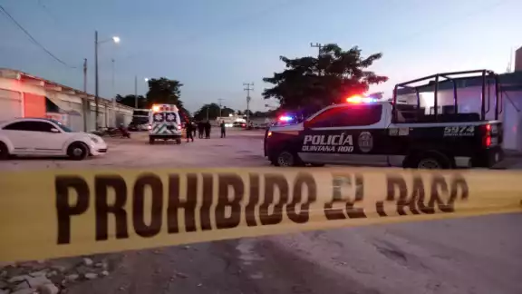 Delincuentes hieren a balazos a dos trabajadores de una tienda de ropa ubicada sobre la avenida Nichupté con José López Portillo Delincuentes hieren a balazos a dos trabajadores de una tienda de ropa ubicada sobre la avenida Nichupté con José López Portillo