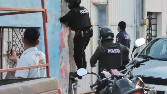 Los agentes ingresaron al interior de la iglesia y revisaron todo a su paso Los agentes ingresaron al interior de la iglesia y revisaron todo a su paso