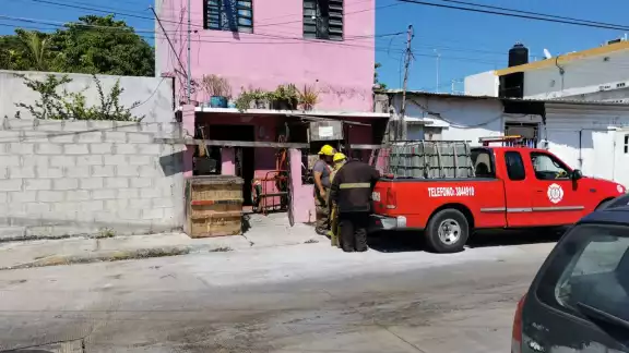 A la llegada de los traga humo, ingresaron al domicilio particular y corroboraron que ya se se encontraba controlado, ya que no era un incendio como tal, si no que el dueño quién elabora pan, le echó más leña al horno y esto causa que saliera más humo. A la llegada de los traga humo, ingresaron al domicilio particular y corroboraron que ya se se encontraba controlado, ya que no era un incendio como tal, si no que el dueño quién elabora pan, le echó más leña al horno y esto causa que saliera más humo.