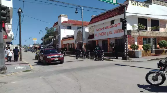 Al lugar llegaron elementos de la policía municipal para tomar la declaración del afectado Al lugar llegaron elementos de la policía municipal para tomar la declaración del afectado