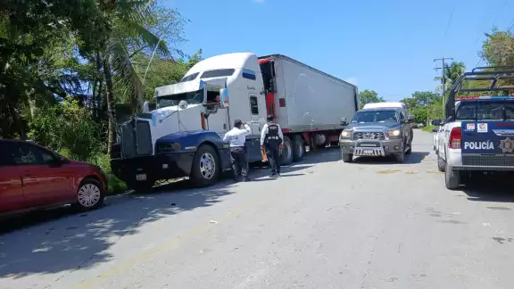 Un tráiler que transitaba por la calle 23 en la colonia Emiliano Zapata enredó cables de Internet, provocando la ruptura de una mufa eléctrica Un tráiler que transitaba por la calle 23 en la colonia Emiliano Zapata enredó cables de Internet, provocando la ruptura de una mufa eléctrica