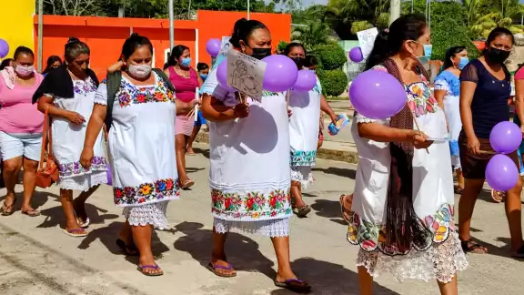 Sin importar la edad, las mujeres formaron sus contingentes y caminaron por las principales calles de sus poblaciones en Yucatán Sin importar la edad, las mujeres formaron sus contingentes y caminaron por las principales calles de sus poblaciones en Yucatán