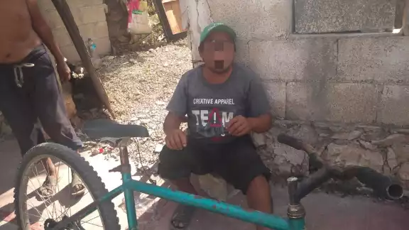 El hombre perdió el control de su unidad y cayó al pavimento El hombre perdió el control de su unidad y cayó al pavimento