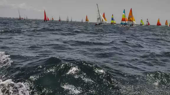 Los veleros arrancaron sus recorrido desde Marina Silcer