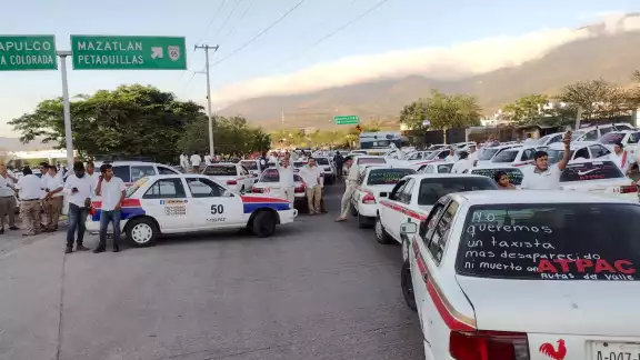Taxistas se manifestaron en la Autopista del Sol Taxistas se manifestaron en la Autopista del Sol
