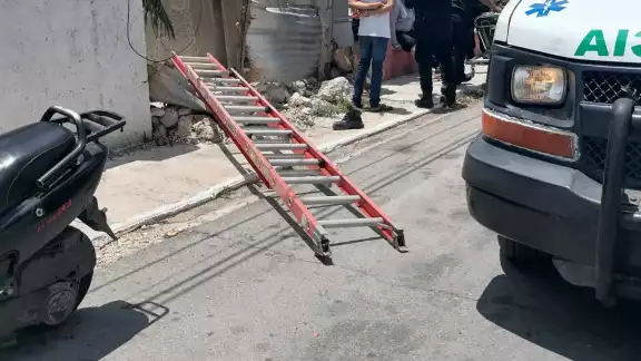 La escalera mal colocada causó que el hombre cayera La escalera mal colocada causó que el hombre cayera