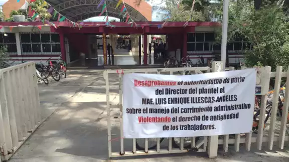 Los trabajadores se manifiestan, exigiendo y desaprobando el trámite de la asignación de una plaza administrativa