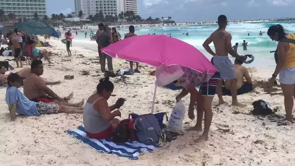 Con sombrillas, toallas y bebidas, bañistas se acomodaron en el arenal para disfrutar del sol