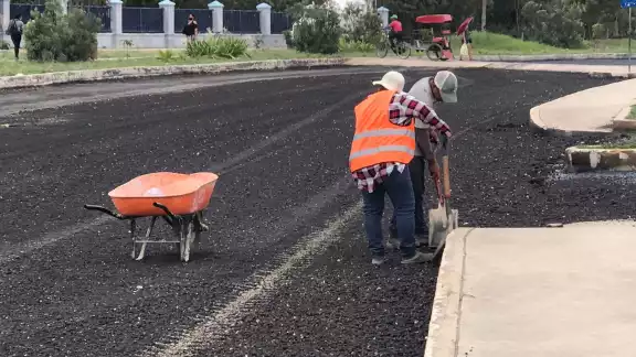 Los trabajos de pavimentación se llevan a cabo de manera paulatina para que la totalidad de estos pasos carreteros no se cierren en su totalidad