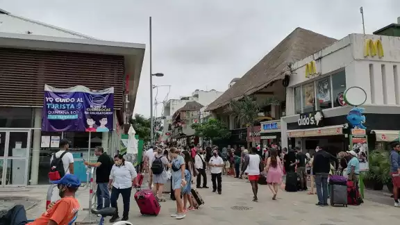 Los turistas indicaron que tuvieron que esperar el acceso a la terminal de autobuses de Playa del Carmen bajo la lluvia