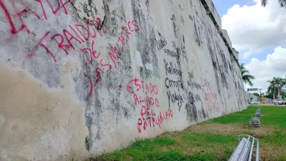 El INAH Campeche está a la espera de recursos del seguro para iniciar la restauración de inmuebles con grafitis. El INAH Campeche está a la espera de recursos del seguro para iniciar la restauración de inmuebles con grafitis.