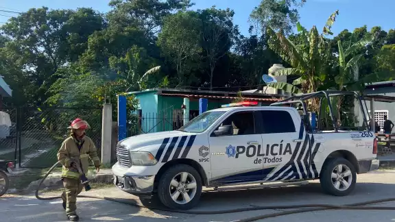 Bomberos y elementos de la Dirección de Seguridad Pública atendieron el reporte de incendio Bomberos y elementos de la Dirección de Seguridad Pública atendieron el reporte de incendio