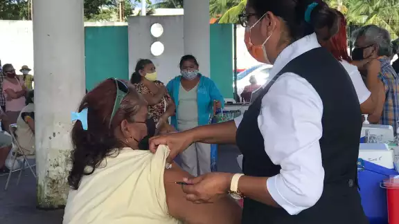 La aplicación de terceras dosis anticovid en Cozumel para los adultos mayores es con el biológico AstraZeneca La aplicación de terceras dosis anticovid en Cozumel para los adultos mayores es con el biológico AstraZeneca