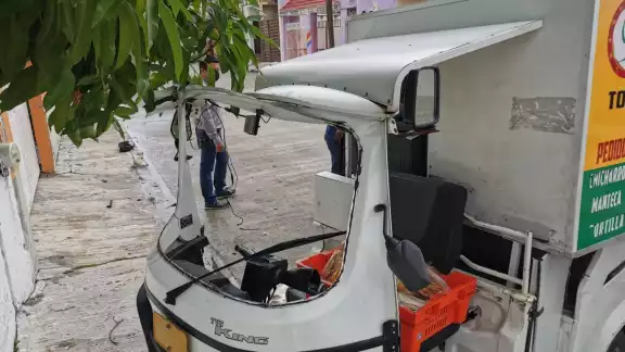 La unidad de tres ruedas terminó con daños en su parte frontal, mientras que el automóvil resultó con abolladura en su puerta del copiloto