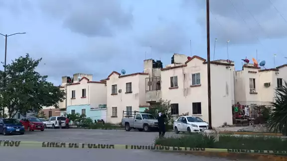 Elementos de la Policía de Quintana Roo, acordonaron la avenida ya que cerca de la unidad de alquiler quedaron casquillos percutidos