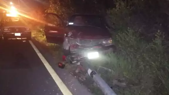 OPolicías permanecieron largo rato después del accidente para evitar un segundo choque con los restos del vehículo en carretera OPolicías permanecieron largo rato después del accidente para evitar un segundo choque con los restos del vehículo en carretera