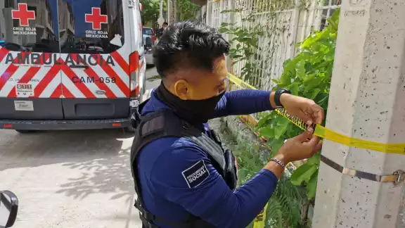Al lugar llegaron paramédicos de la Cruz Roja quienes encontraron a la persona del sexo masculino con el cuerpo amoratado sentado Al lugar llegaron paramédicos de la Cruz Roja quienes encontraron a la persona del sexo masculino con el cuerpo amoratado sentado