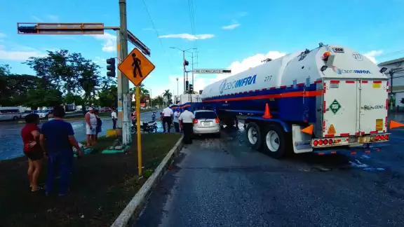Los involucrados llegaron a un acuerdo en el lugar del accidente por medio de las compañías aseguradoras Los involucrados llegaron a un acuerdo en el lugar del accidente por medio de las compañías aseguradoras