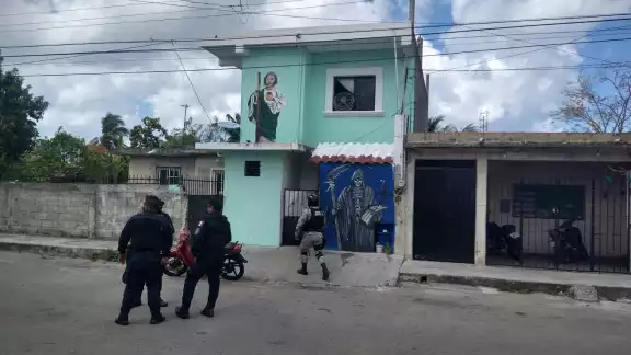 Los elementos de la Marina y Sedena acudieron al domicilio donde detruvieron a la pareja con droga y armas en Cozumel Los elementos de la Marina y Sedena acudieron al domicilio donde detruvieron a la pareja con droga y armas en Cozumel