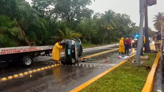 La carretera mojada y la alta velocidad con la que conducía causaron la volcadura La carretera mojada y la alta velocidad con la que conducía causaron la volcadura
