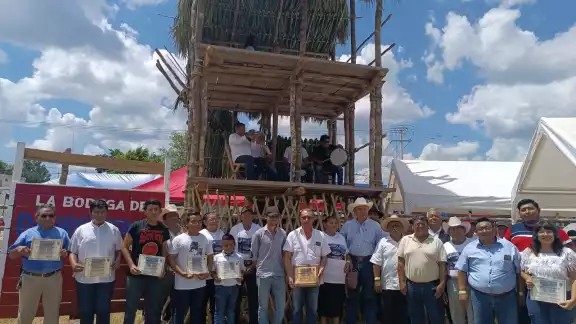 Entrega de reconocimientos a los alumnos y maestros del taller de amarradores y al distinguido Ganadero Luis Ángel Conde Medina