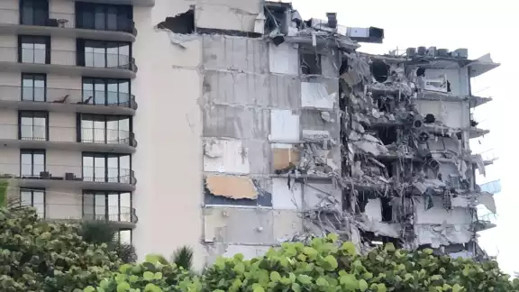 Confirman cuatro muertos por el derrumbe del edificio en Miami Confirman cuatro muertos por el derrumbe del edificio en Miami