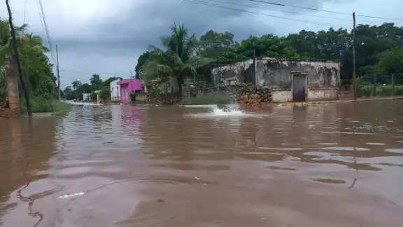 Un aguacero de casi una hora inundó numerosas calles del centro de Iturbide