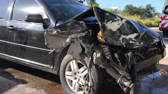 El vehículo de la conductora resultó con daños en su parte frontal, y la mujer resultó con lesiones, siendo atendida por paramédicos en Cancún