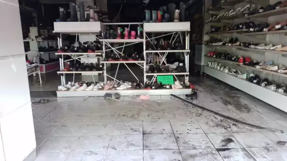 Un vecino que se encontraba durmiendo arriba sintió calor, por lo que pidió apoyo a los bomberos