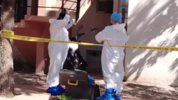 Al lugar llegaron peritos e integrantes de la Semefo para el levantamiento del cuerpo Al lugar llegaron peritos e integrantes de la Semefo para el levantamiento del cuerpo