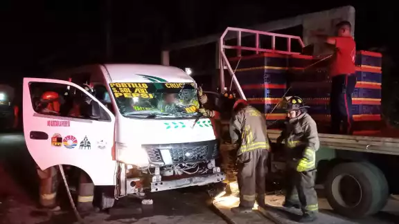 Los cuerpos de rescate tuvieron que cortar la unidad para poder liberar al conductor Los cuerpos de rescate tuvieron que cortar la unidad para poder liberar al conductor