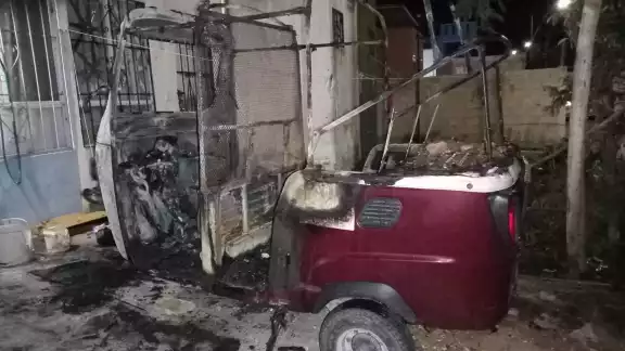 El mototaxi estaba estacionado dentro del patio de una vivienda del fraccionamiento Villas del Mar, cuando fue incendiado El mototaxi estaba estacionado dentro del patio de una vivienda del fraccionamiento Villas del Mar, cuando fue incendiado