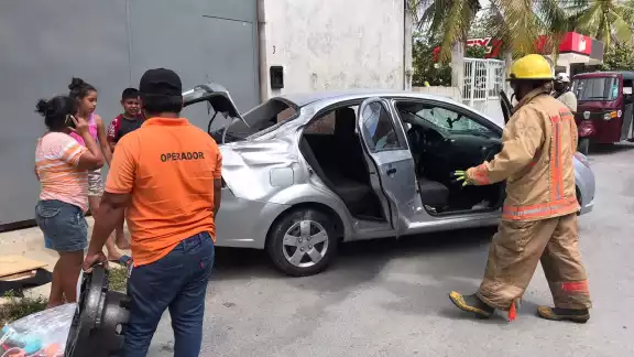 La conductora del automóvil Aveo fue valorada por paramédicos y llevada al Hospital General de Cancún tras el choque La conductora del automóvil Aveo fue valorada por paramédicos y llevada al Hospital General de Cancún tras el choque