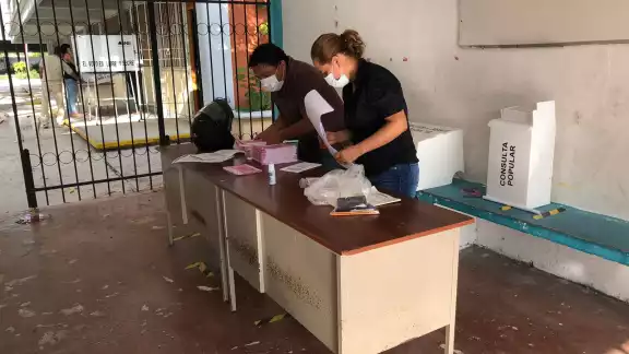 Los funcionarios de las mesas receptoras de la consulta popular prepararon las sedes en la Zona Norte de Quintana Roo este domingo Los funcionarios de las mesas receptoras de la consulta popular prepararon las sedes en la Zona Norte de Quintana Roo este domingo