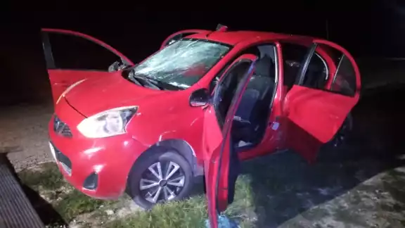 El auto del presunto homicida fue destruido por amigos y familiares de los ahora occisos