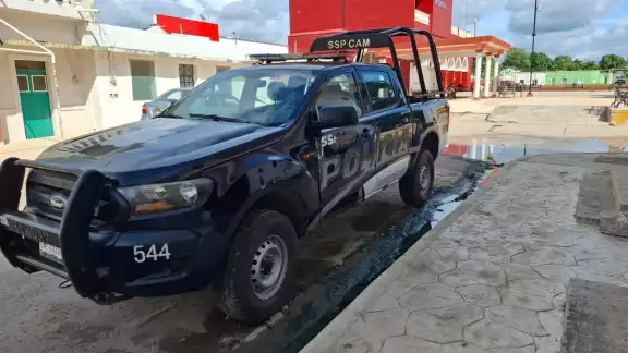 La Villa de Pomuch carece de ambulancia y la patrulla está dañada, obligando a los policías a patrullar a pie La Villa de Pomuch carece de ambulancia y la patrulla está dañada, obligando a los policías a patrullar a pie