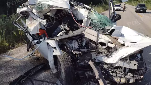 El hombre quedó atrapado en los fierros del vehículo