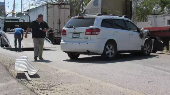 Debido a que el bebé estaba asegurado en el asiento, resultó ileso del aparatoso accidente Debido a que el bebé estaba asegurado en el asiento, resultó ileso del aparatoso accidente