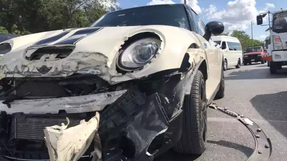 Los vehículos fuero retirados de la avenida Huayacán de Cancún tras el accidente, para el desahogo del tráfico de automovilistas en la zona