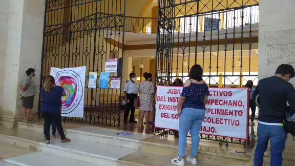 Maestros y personal administrativo reclaman al mandatario estatal por no resolver el pago del incremento salarial a los trabajadores Maestros y personal administrativo reclaman al mandatario estatal por no resolver el pago del incremento salarial a los trabajadores