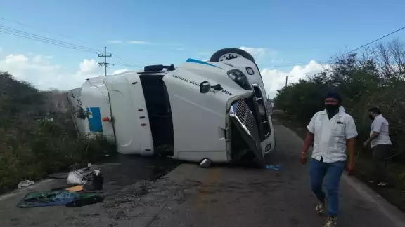 El conductor del tráiler salió ileso El conductor del tráiler salió ileso