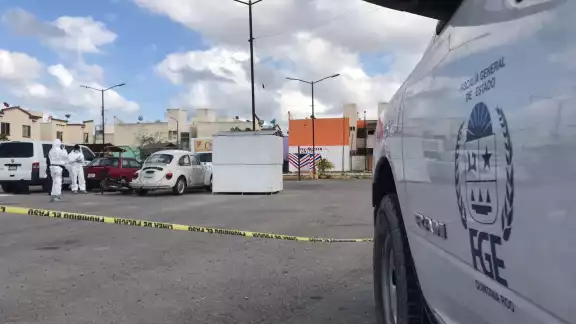 El hombre asesinado en Villas Otoch Paraíso de Cancún quedó tendido en el suelo, mientras testigos dieron aviso a las autoridades El hombre asesinado en Villas Otoch Paraíso de Cancún quedó tendido en el suelo, mientras testigos dieron aviso a las autoridades